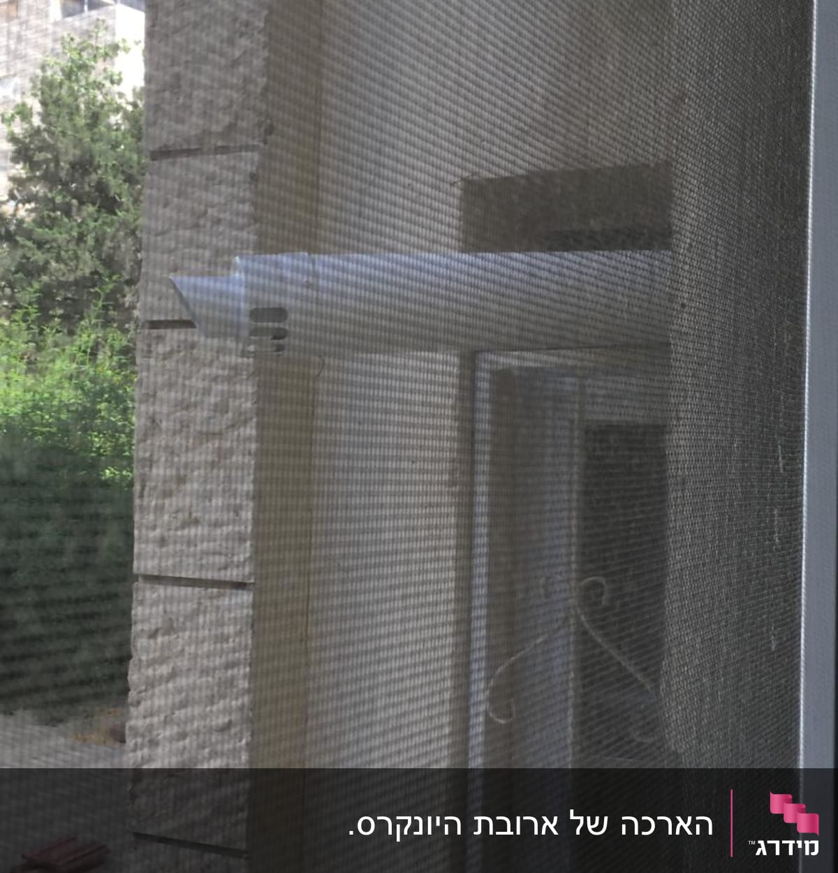 צינור לבן מחובר לקיר חיצוני דרך חלון